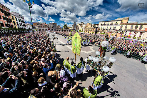 Event in Sulmona - Virgin Mary running through the square